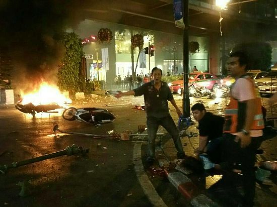 Взрыв в Бангкоке: окровавленные куски тел разбросаны вокруг кратера