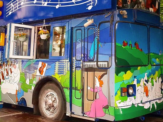 По Арбату в синем троллейбусе