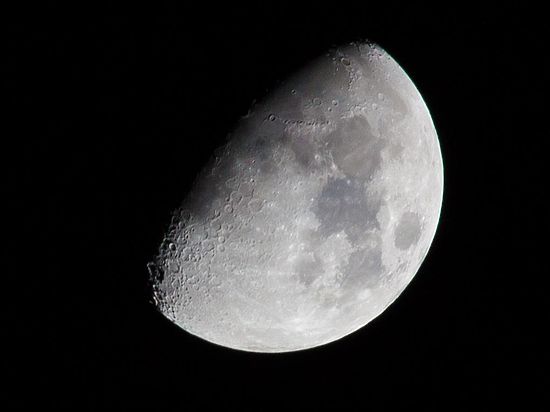Ученые объяснили почему Луна вращается к Земле под