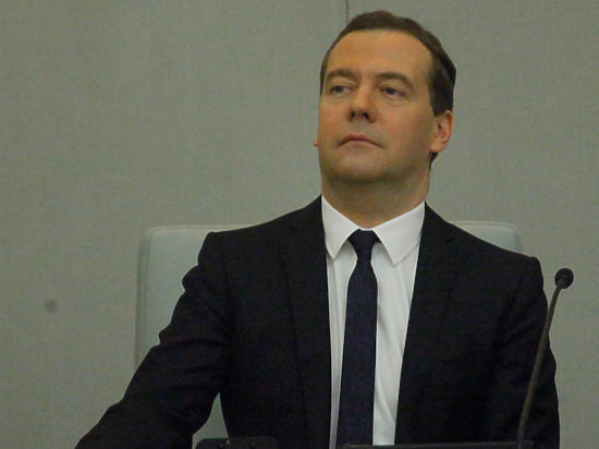 Золотые яйца Медведев пообещал пощадить 13% подоходный налог