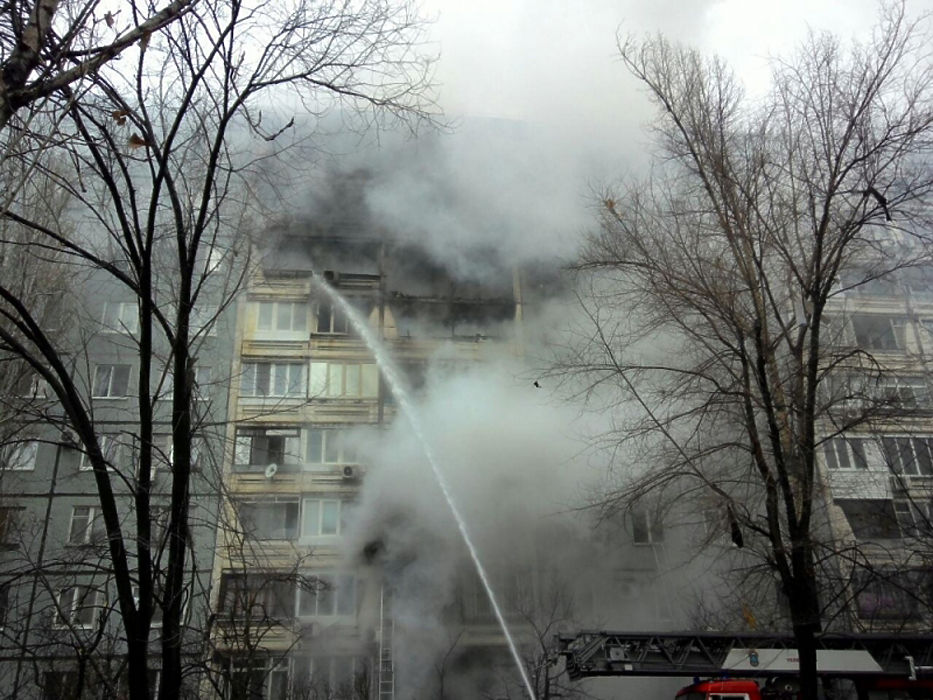 Сотрудники МЧС продолжают ликвидировать пожар в обрушившимся доме в Волгограде. 