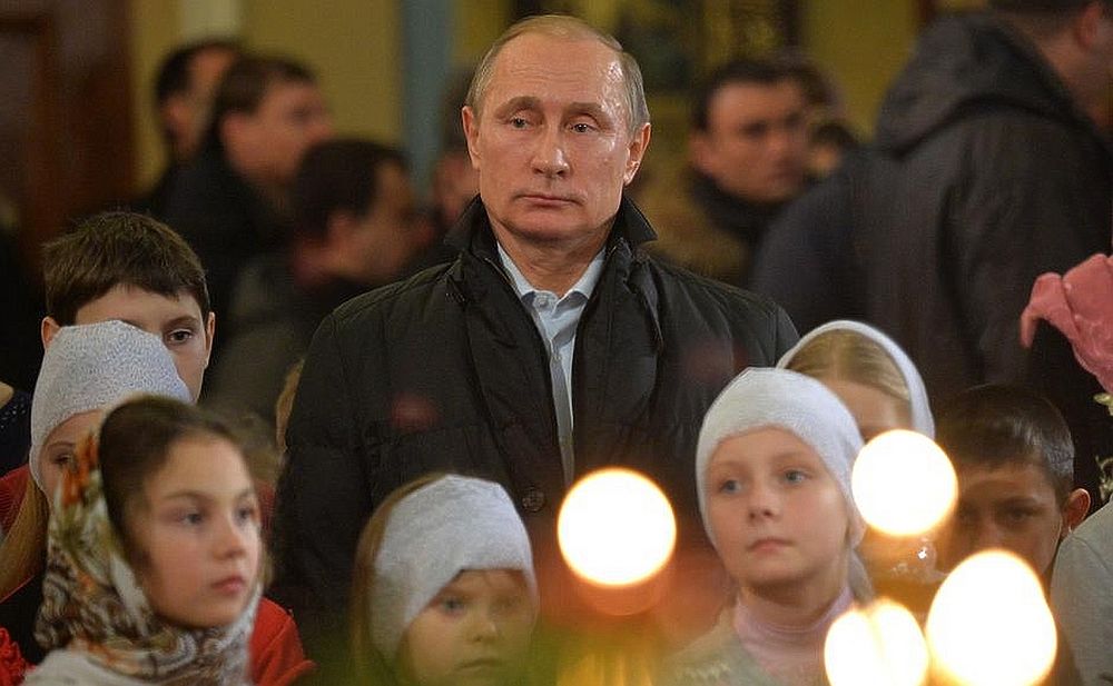 Президент России Владимир Путин и премьер-министр Дмитрий Медведев встретили Рождество в российских храмах