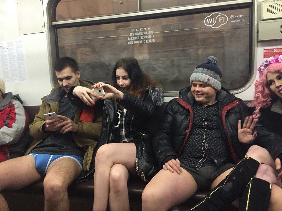 Залихватский флэшмоб "В метро без штанов", в который год по зиме устраиваемый раскрепощенными активистами, дошел до Москвы.