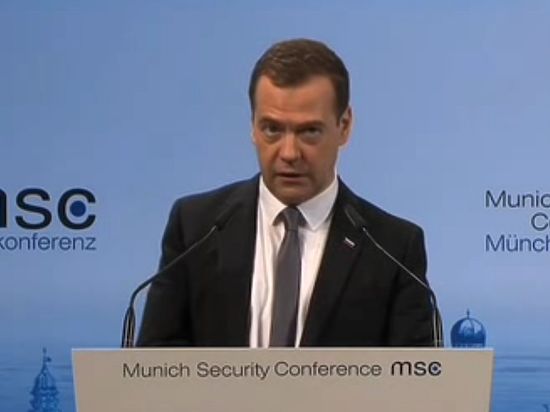 Холодная война в Мюнхене: Медведева слушали, фыркая и смеясь