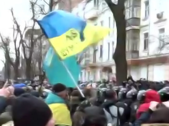Радикалы остаются в захваченном отеле «Козацкий»: на Майдане появились покрышки