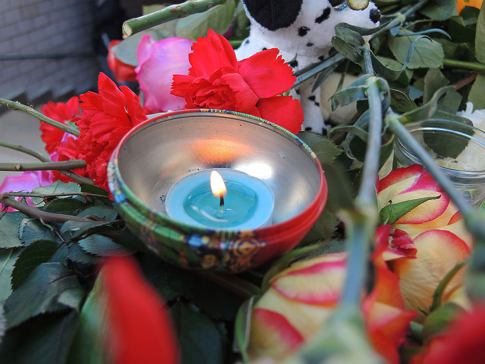 Люди стекаются со всей Москвы к "Октябрьскому полю" почтить память убитой девочки 