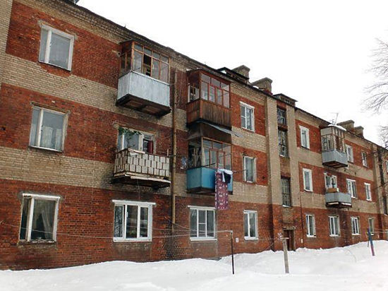Жителей аварийного дома в Подмосковье оставили в опасном здании