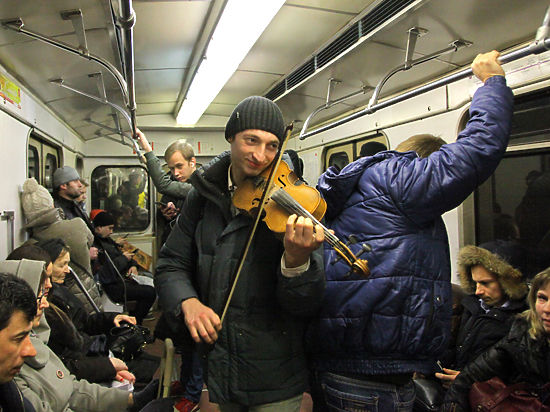 Бродячий скрипач предложил свой вариант музыкальной революции в метро