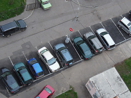 В Краснодаре голая девушка разгромила несколько припаркованных автомобилей