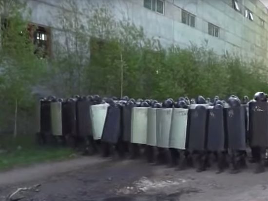 Силовики «подавили забастовку» бунтующих от голода рабочих на Урале