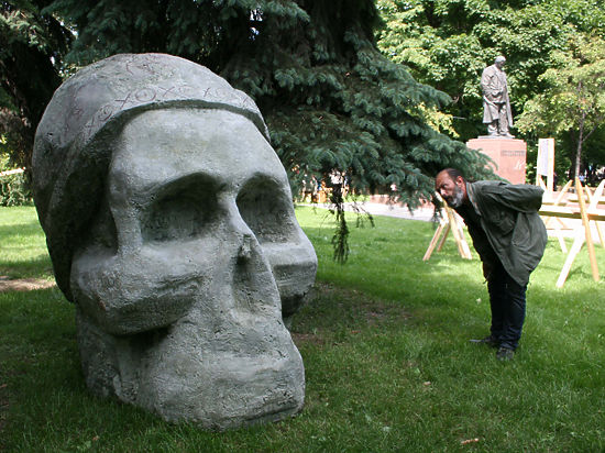 Центр Москвы украсили мертвой головой