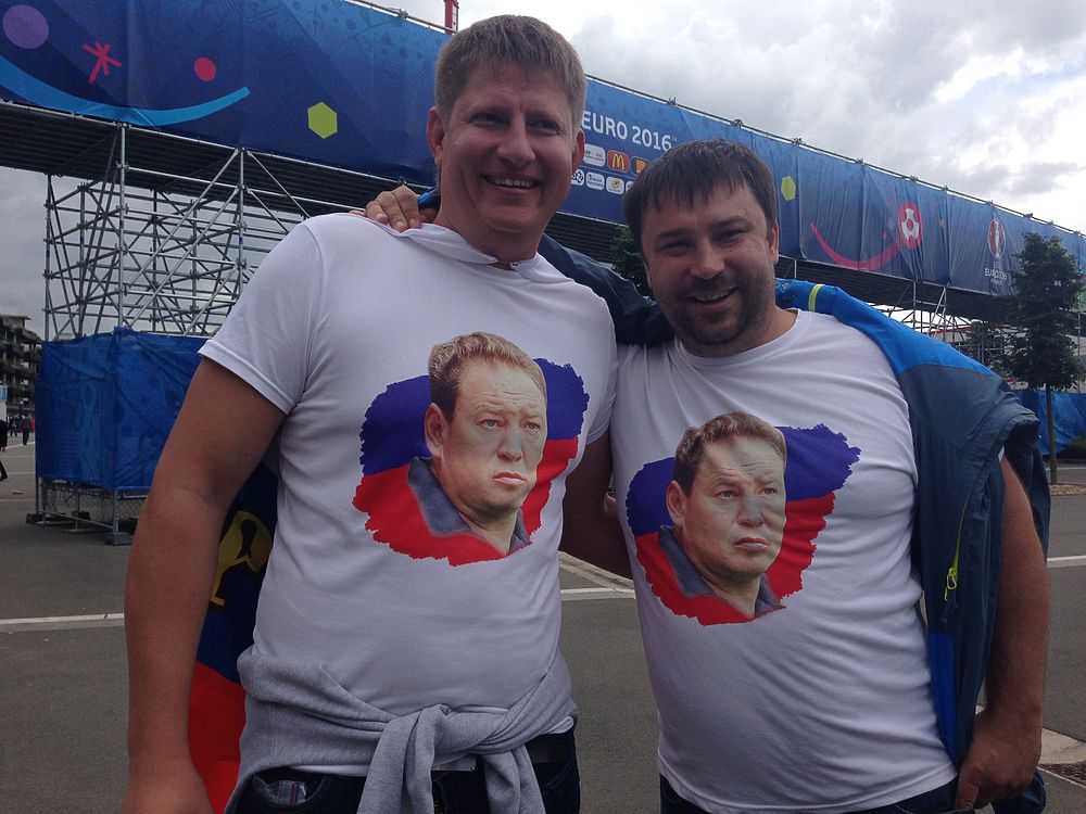 Российские болельщики вышли с матча Россия - Словакия, расстроенные, но не павшие духом. 
