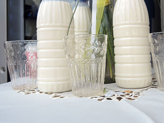 Вместо молока россияне пьют известь, мел, гипс: как фальсифицируют 