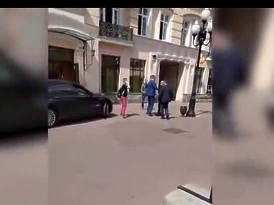 Опубликовано видео с телефона девушки, пострадавшей от экс-чиновника на Арбате