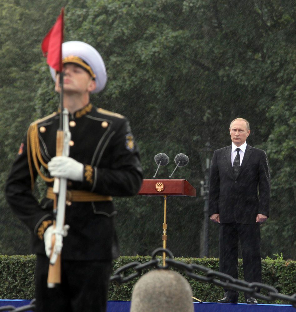 В параде в честь дня Военно-Морского Флота принял участие Владимир Путин. Выступая на торжественном мероприятии, президент заявил, что государство будет внимательнее работать над социальным обеспечением военных.