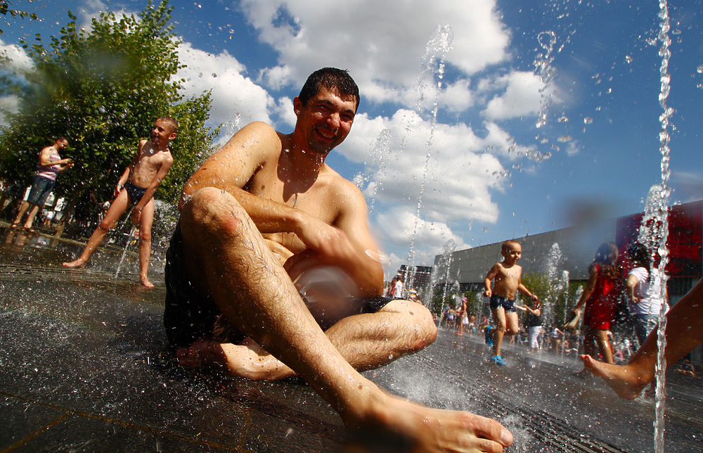 В воскресенье 31-го июля воздух в столице прогрелся до рекордных температур. Москвичи спасались от жары как могли. МК оценил самые популярные способы насладиться прохладой в городе.