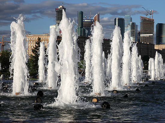 Из-за погибшего десантника в Москве к каждому фонтану приставят спасателя
