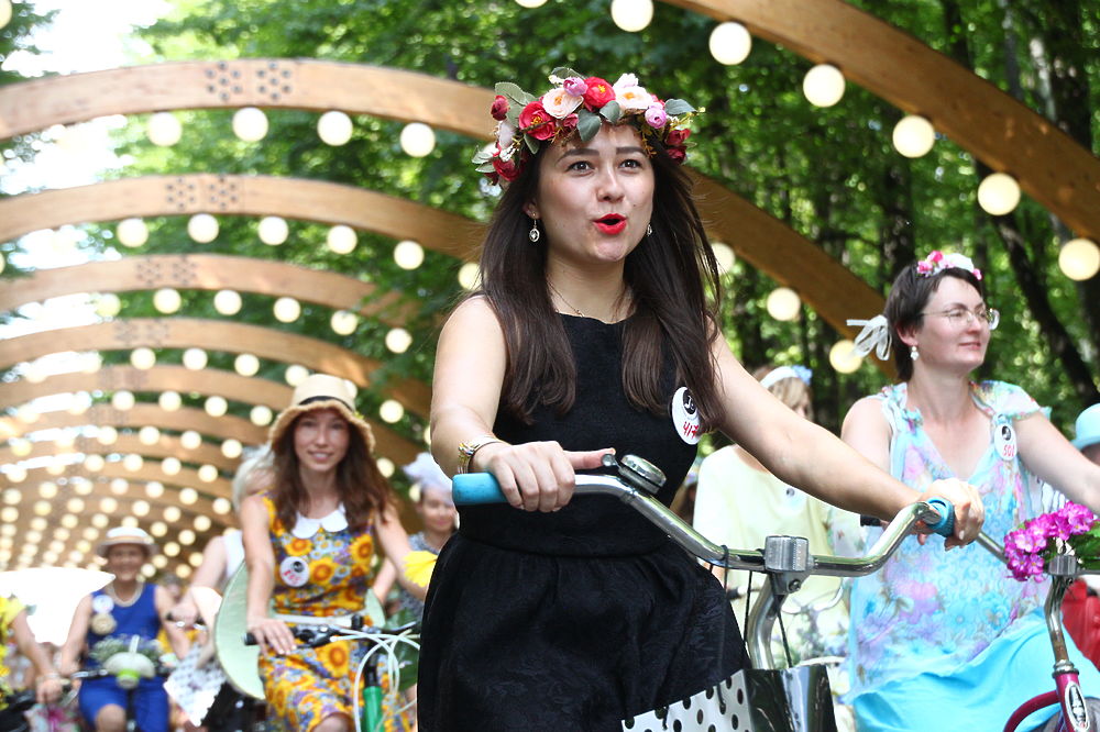 Женский ВелоПарад "Леди на велосипеде" собрал самых прекрасных представительниц слабого пола в Москве.