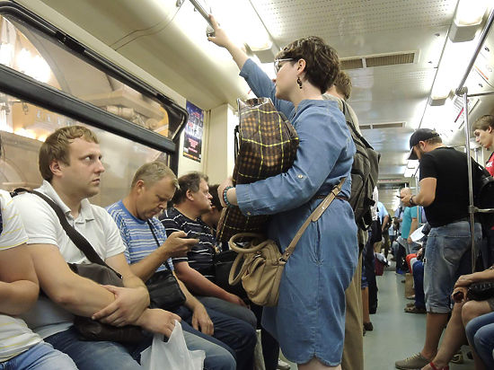 Эксперимент: кто и кому уступает места в московском метро