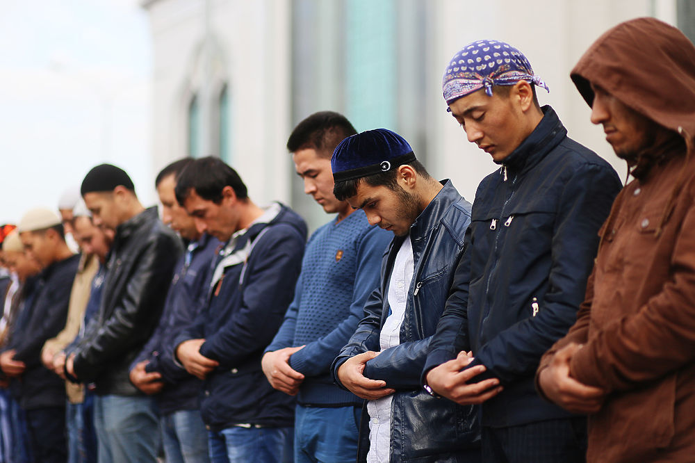По случаю празднования Курбан-байрама в Москве у соборной мечети на Проспекте мира и ее окрестностях собрались тысячи мусульман.