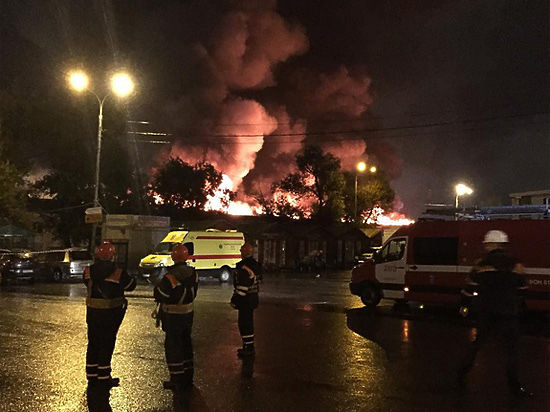 Семеро пожарных погибли на складе цветочной фирмы, работающей три года