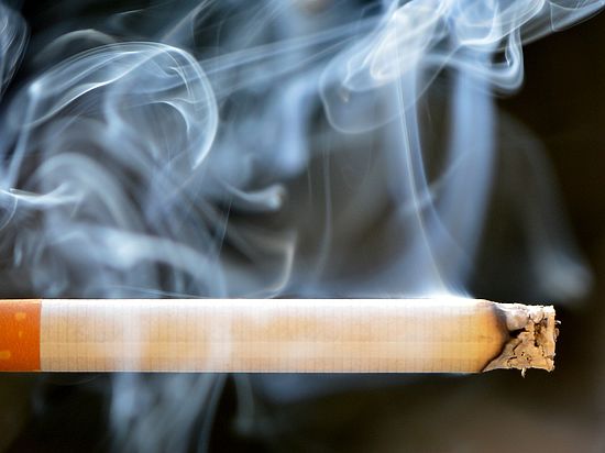 Россиян травят фальшивыми сигаретами: чем опасны подделки