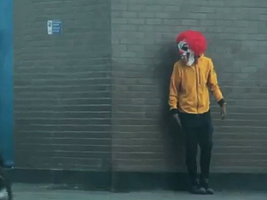 Швеция: неизвестный в маске клоуна совершил нападение на юного человека
