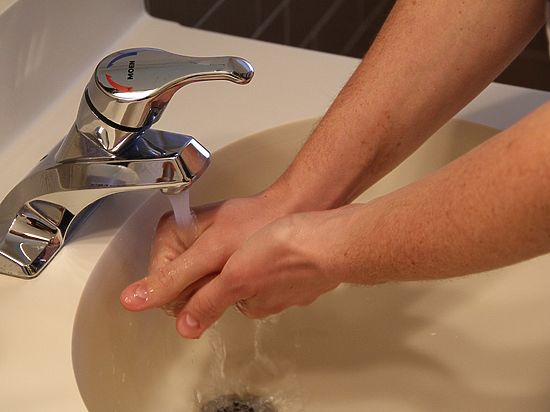 Как правильно мыть руки: перед туалетом или после него