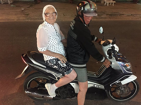 89-летняя баба Лена из Красноярска раскрыла секрет дешевых загранпоездок
