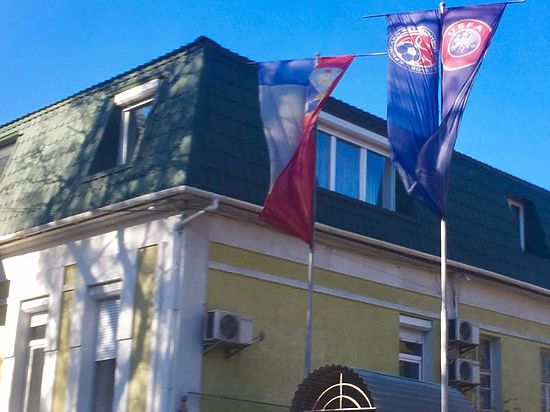 Возле офиса Крымского футбольного союза появился флаг УЕФА