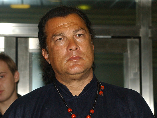 Кремль объяснил, за какие заслуги Путин дал гражданство Стивену Сигалу