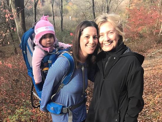 Жительница Нью-Йорка заметила Хиллари Клинтон с мужем на прогулке в лесу