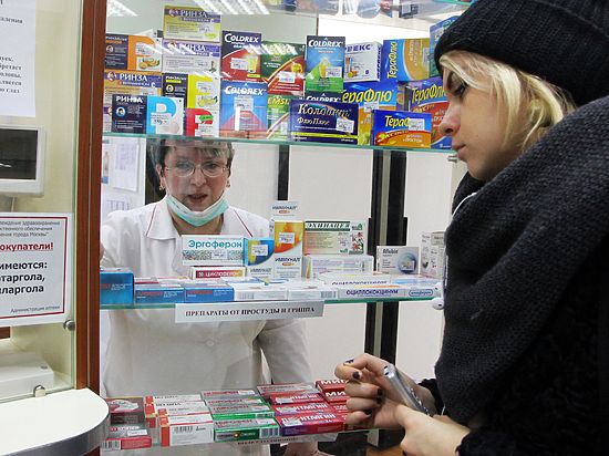 Аптекарей обяжут контролировать совместимость лекарств, который приобретает покупатель