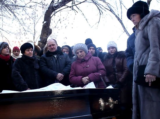 Трагедия в Смышляевке: полицейский борется за жизнь, его супругу похоронили в Самаре