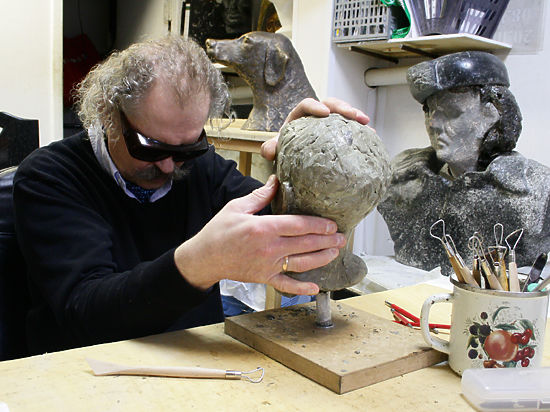 Как живет и работает единственный в мире слепоглухой скульптор