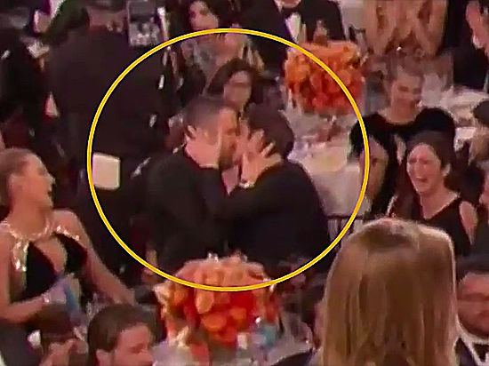 Райан Рейнольдс одарил страстным поцелуем Эндрю Гарфилда на «Золотом глобусе»