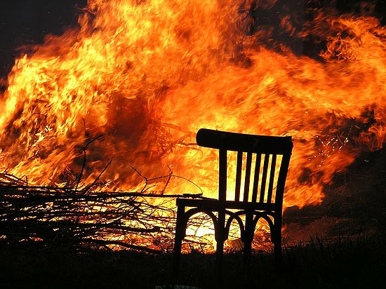 Уральский пожарный спалил дом должника, а затем приехал его тушить