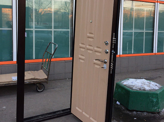 В Москве двери начали устанавливать прямо на тротуаре