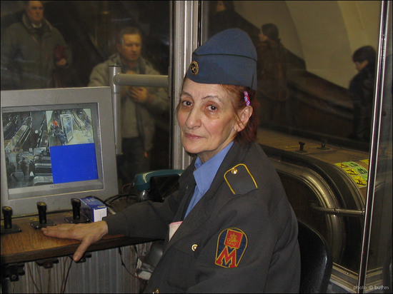 Пугала пассажиров голосом Сталина: откровения бывшей сотрудницы эскалаторной службы метро
