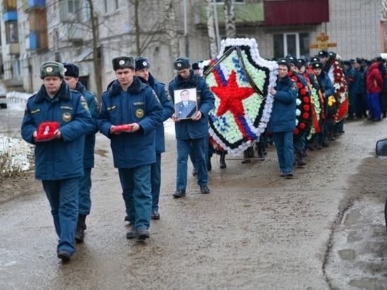 Гроб с телом погибшего героя-пожарного пронесли по улицам Волжска