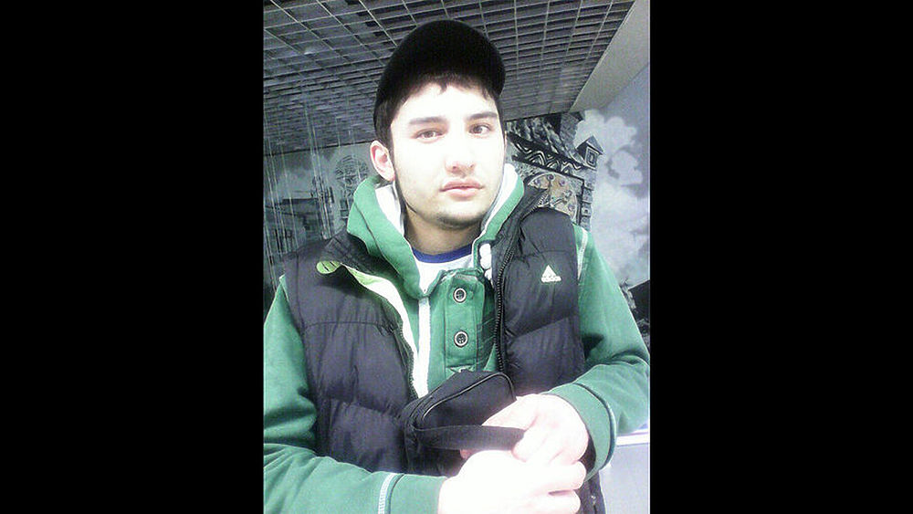 Акбаржон Джалилов, который подозревается в организации теракта в метро Петербурга (по предварительным данным, он стал смертником, осуществившим взрыв), вел страницы в соцсети. По не подтвержденным пока официально данным, он  - этнический узбек, родился в Киргизии, получил гражданство России. Джалилову было 22 года. На фото Джалилов позирует в развлекательных заведениях, курит кальян, гуляет  с друзьями по набережным и площадям Петербурга. Его образ постепенно меняется: на последнем снимке 2015 года Акбаржон Джалилов - с бородой.