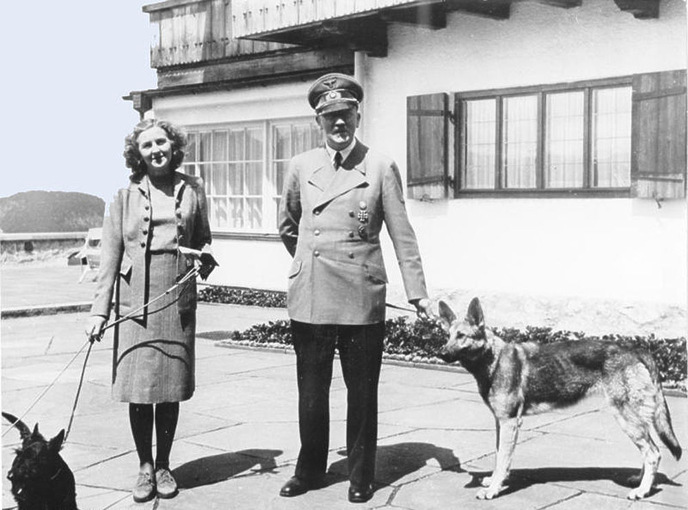 Адольф Гитлер и Ева Браун познакомились в 1929-м. Она была любовницей фюрера шестнадцать лет, до 29 апреля 1945 года. В этот день Гитлер и Браун поженились. На следующий день они совершили двойное самоубийство. Конспирологи , впрочем, продолжают считать, что это было инсценировкой. Детали читайте в нашем материале «Тайна смерти Гитлера: в архивах ФСБ раскрыли уникальные документы». Сохранилась масса фотографий Гитлера и Браун, в том числе цветных. Пока нацисты заливали мир кровью, парочка весело развлекалась. Ева Браун особенно любила позировать в купальнике.
