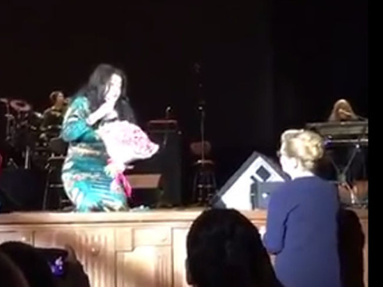 Эстрадная певица Лолита на концерте в Омске встала на колени перед Мизулиной