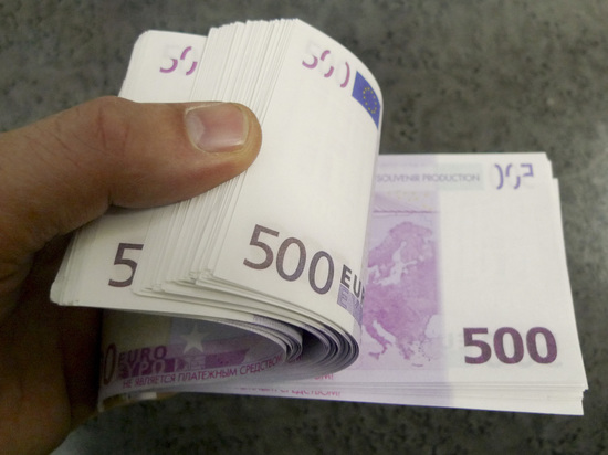 В России начался ажиотажный спрос на валюту: скупают евро