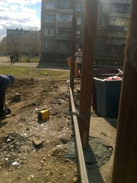 В Орске заменили бетонное ограждение, которое придавило пятилетнего мальчика