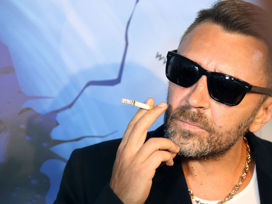 Шнур по утрам отмывает памятники Санкт-Петербурга ради пьяных туристов Шнур по утрам отмывает памятники Санкт-Петербурга ради пьяных туристов