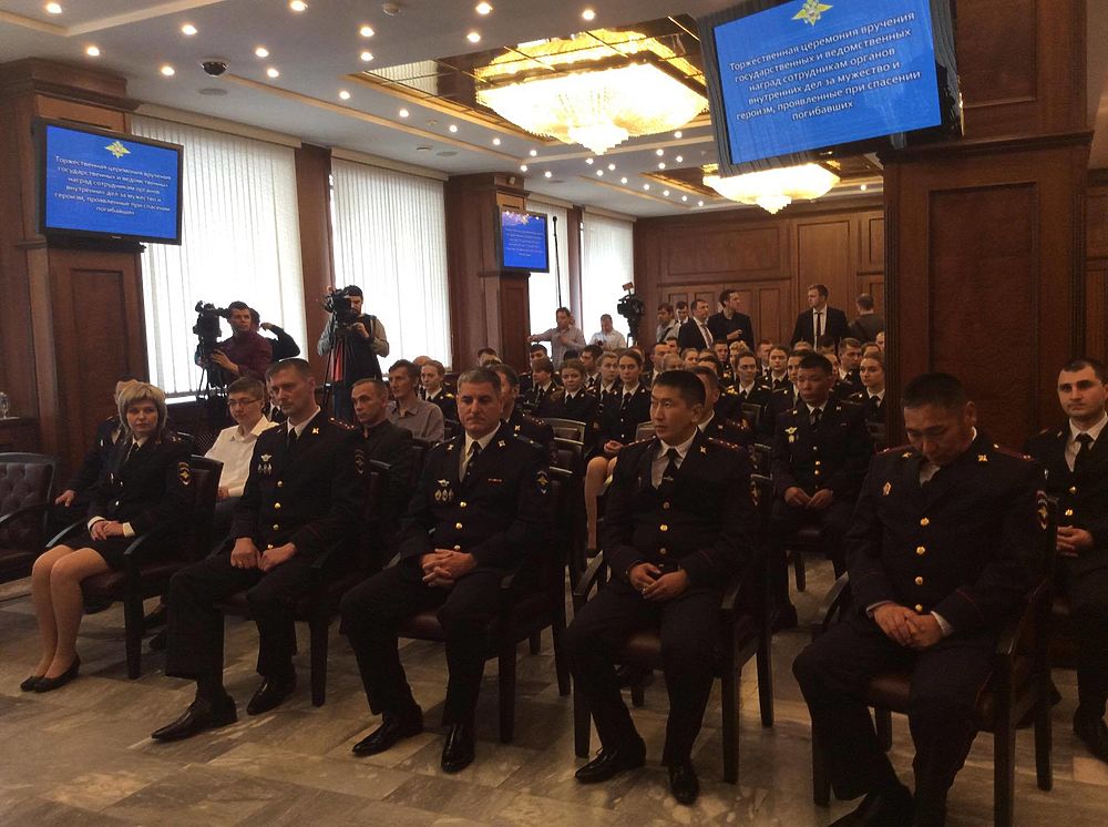 Липецких полицейских наградили в столице России за мужество при спасении людей