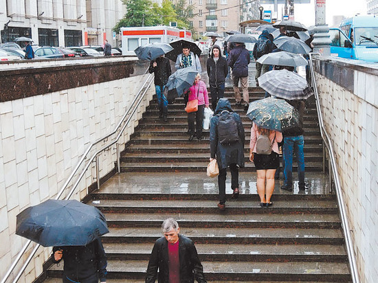 Обрушившиеся на Москву дожди вредны для волос и психики