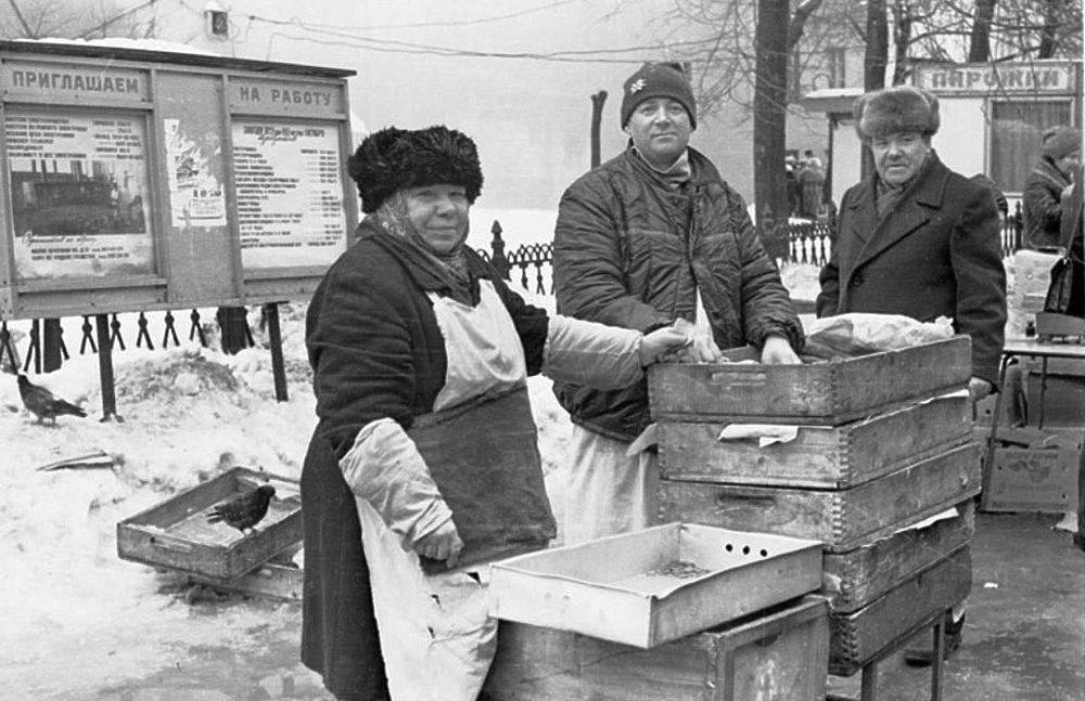 Архивные фотокадры запечатлели продукты, напитки и магазины советских времен. Многие из нас еще помнят мороженое за 20 копеек и молоко в стеклянных бутылках. А вот черную икру жбанами мы, увы, не застали