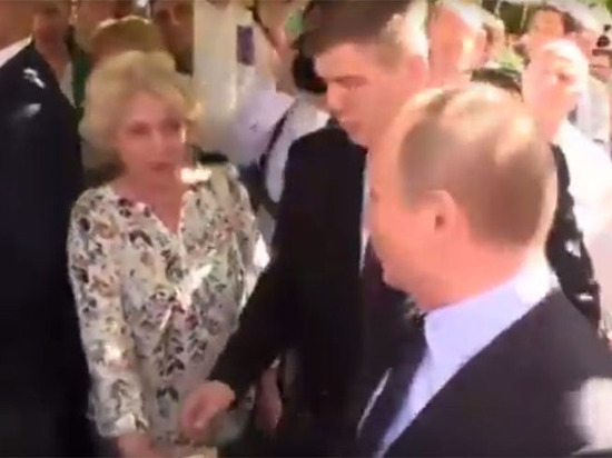 Прохожая на Арбате поцеловала В. Путина